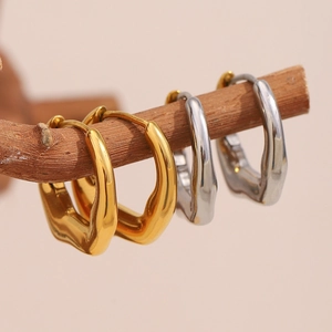 Irregular wavy hoop earrings in 18K gold and silver plating on stainless steel