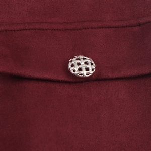 Robe courte en daim rouge foncé avec col carré et bouton tressé argenté décoratif