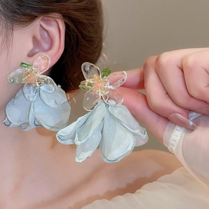 Orecchini a fiori in tessuto azzurro con petali trasparenti e dettagli di perle