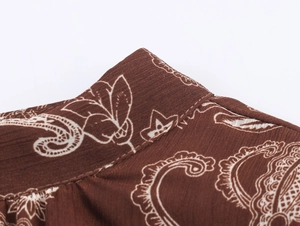 Dettaglio del colletto marrone con stampa paisley e trama di cucitura di alta qualità