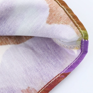 Vue macro détaillée de la couture du tissu floral et des détails de texture tissée