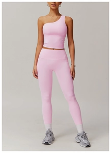 Détail du haut de yoga rose à une épaule et legging taille haute avec poches