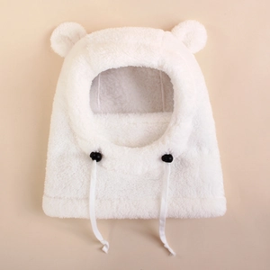 Détail de l'écharpe à capuche blanche en peluche avec oreilles d'ours et cordon ajustable