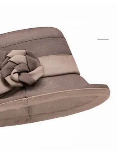 Détail d'un chapeau de soleil à large bord avec fleur en tissu et texture premium