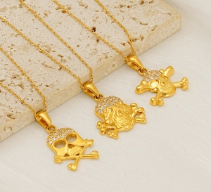 Détail de colliers avec pendentif crâne plaqué or 18 carats et pierres en zircon