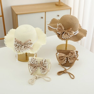 Set cappello di paglia e borsa per bambini con fiocchi floreali in crema e caffè