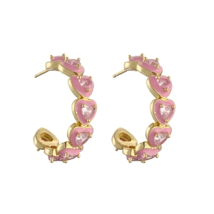 Orecchini a cerchio a C in oro e smalto rosa con motivi a cuore e zirconi lucidi