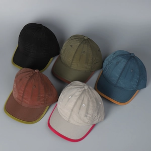 Cinq casquettes de baseball séchage rapide aux couleurs unies avec bord contrasté