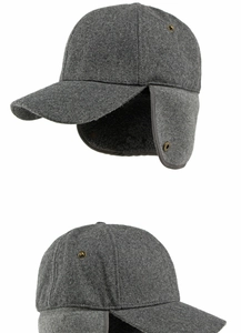 Detalle de gorra de lana gris oscuro para invierno con orejeras gruesas y hebilla de metal