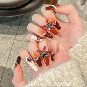 Faux ongles faits main dégradé marron avec nœud 3D et accents de strass