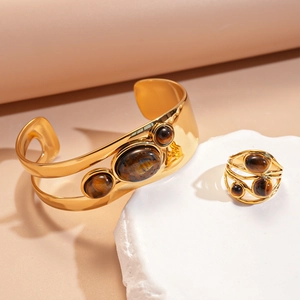 18 Karat vergoldetes Edelstahl-Armreif- und Ring-Set mit ovalen Tigerauge-Steinen