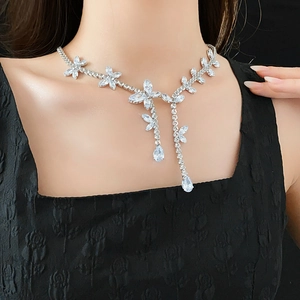Vue détaillée du collier fleur en argent avec pendentif goutte en cristal sur un mannequin