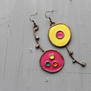 Asymmetrische Ethno-Ohrhänger in Gelb und Magenta mit Emaille und Bronze-Finish