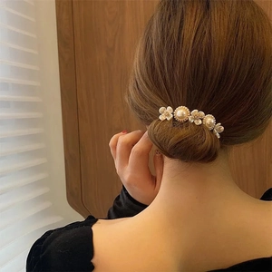 Elegante pasador de pelo con perlas y flores de esmalte blanco para moños con base dorada