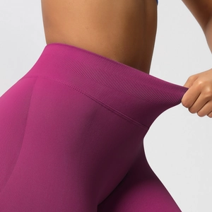 Detail der hohen Elastizität und Dehnbarkeit der nahtlosen High-Waist-Yogahose