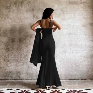 Vue arrière d'une robe sirène noire ajustée avec châle assorti sur un mannequin en studio