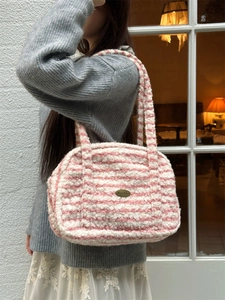 Détail du sac fourre-tout à rayures roses et blanches en peluche avec plaque dorée