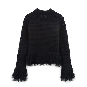 Set in maglia traforata nera da donna con dettagli in frange su sfondo bianco pulito