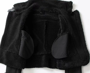 Vue détaillée de la doublure épaisse en laine noire et de la couture intérieure du blouson