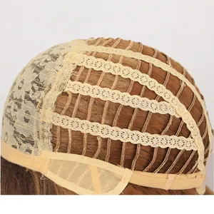 Détail de la structure intérieure respirante du filet pour perruque blonde dorée coupe bob