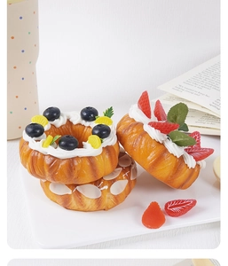 Makroaufnahme realistischer künstlicher Donuts mit Erdbeer- und Blaubeer-Topping auf Teller