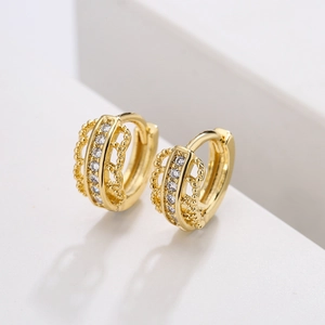 Orecchini a cerchio placcati oro 18K con zirconi lucidi e dettagli testurizzati a grani