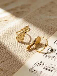 Detailaufnahme des goldenen Gitarrenrings auf Notenblatt mit verstellbarer Schiene