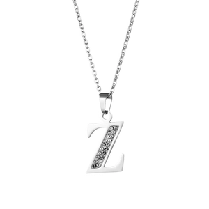 Dettaglio della collana con ciondolo lettera Z d'argento con strass scintillanti