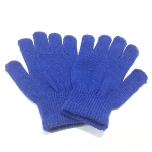 Detailaufnahme königsblauer Strickhandschuhe mit elastischen Rippbündchen für den Winter
