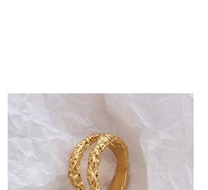 Vue détaillée d'une bague manchette plaquée or 18k avec finition martelée lave