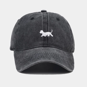 Dettaglio del ricamo a forma di cucciolo bianco su cappello da baseball grigio antracite