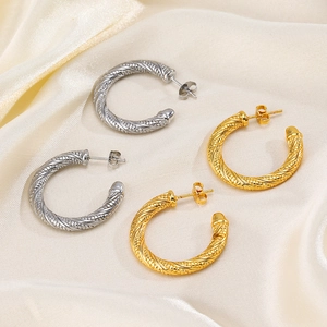 Fashionable C-shaped twisted rope earrings in 18K gold and silver stainless steel