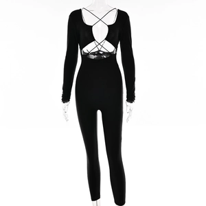 Combinaison sexy noire à manches longues avec design bandage évidé et coupe ajustée dos nu
