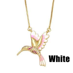 Détail du pendentif colibri avec émail rose et cristaux de zircone scintillants