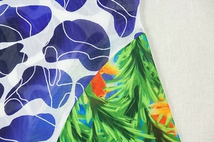 Détail du tissu en maille respirante avec imprimé floral bleu et orange vif de haute qualité