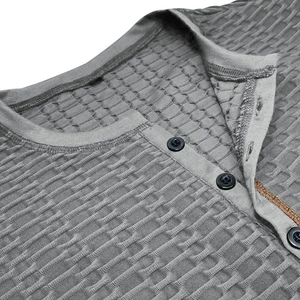 Détail du t-shirt Henley gris pour hommes avec maille gaufrée 3D et col à trois boutons