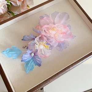 Detail of lycoris radiata acrylic hair clip with pink gradient petals and pearls