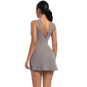 Vista posteriore del vestito da tennis grigio con schiena scoperta a U e tessuto tecnico
