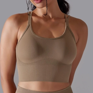 Détail macro du tissu en maille sans couture et de l'ourlet côtelé du soutien-gorge de sport