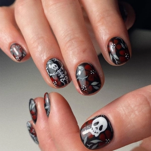 Gothic Halloween künstliche Nägel mit dunklen Totenköpfen und roten Blumenmustern kurz