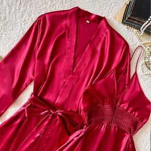 Ensemble pyjama élégant en satin rouge avec dentelle et robe de chambre assortie