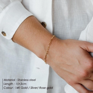 Nahaufnahme eines minimalistischen Büroklammer-Kettenarmbands aus Edelstahl am Handgelenk
