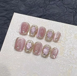Handgefertigte rosa Katzenauge-Press-on-Nägel mit Golddraht und Strasssteinen