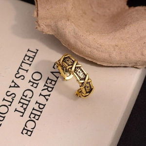Bague croisée dorée vintage avec motifs floraux complexes et anneau ouvert réglable