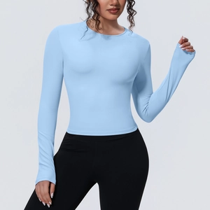 Détail du t-shirt de yoga bleu clair à manches longues respirant porté par un modèle