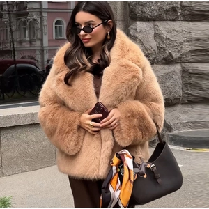 Détail de la texture pelucheuse et du large revers de ce manteau court en fausse fourrure