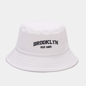 Détail de la broderie noire Brooklyn EST 1634 sur un chapeau bob en toile blanche