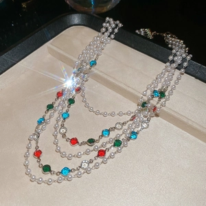 Détails macro du collier de perles multicouches avec pierres précieuses sur le plateau