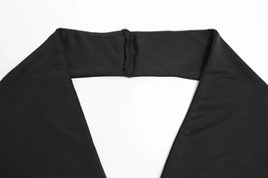 Gros plan sur la bride du cou licou et les coutures de cette robe moulante noire chic