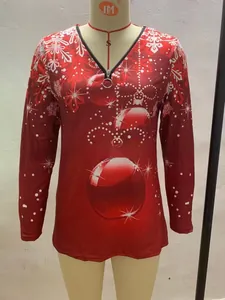 Detail des roten Weihnachts-V-Ausschnitt-Oberteils mit Schneeflocken und Silberzipper